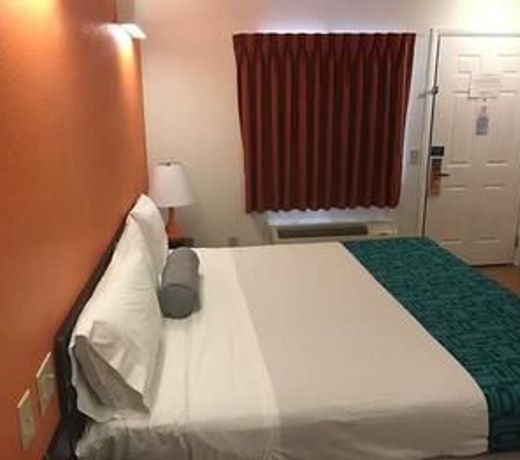 Howard Johnson by Wyndham Lake George