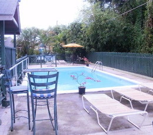 Pineapple Court Hotel