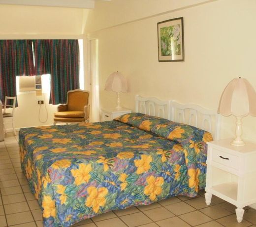 Pineapple Court Hotel