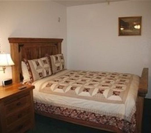 THE SNUGGLE INN