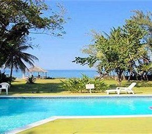 PARADISE 8 BEDROOM PRIVATE BEACHFRONT
