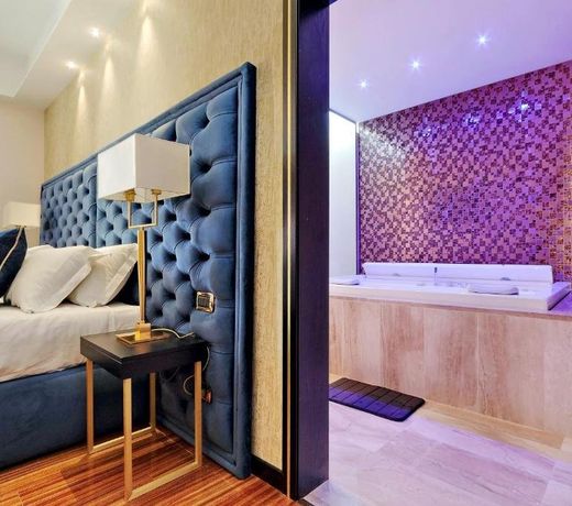 Spanish Diamond Luxury Suites & Jacuzzi