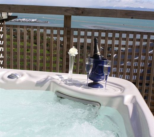 A CULINARY EXPERIENCE LUXURY BED AND BREAKFAST