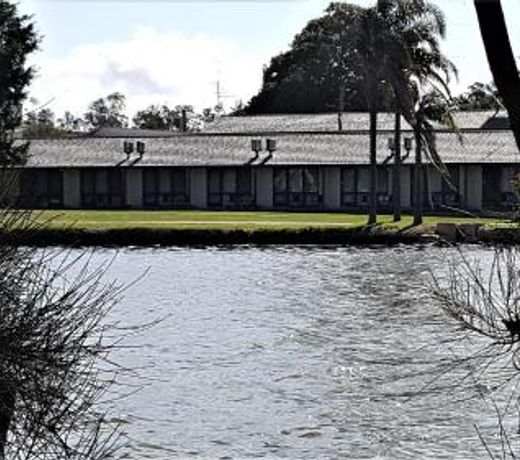 Hibiscus Lakeside Motel