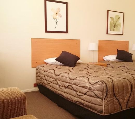 Country Roads Motor Inn