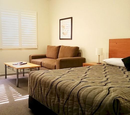 Country Roads Motor Inn