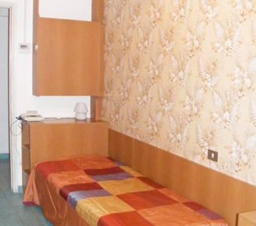 HOTEL HOLIDAY