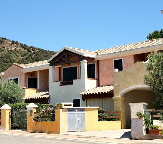 Le Domus De Chia