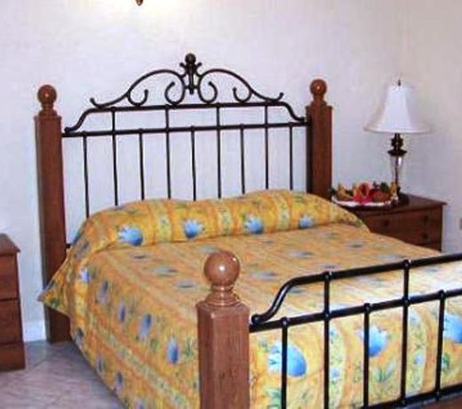 Bar-B-Barn Beach Hotel