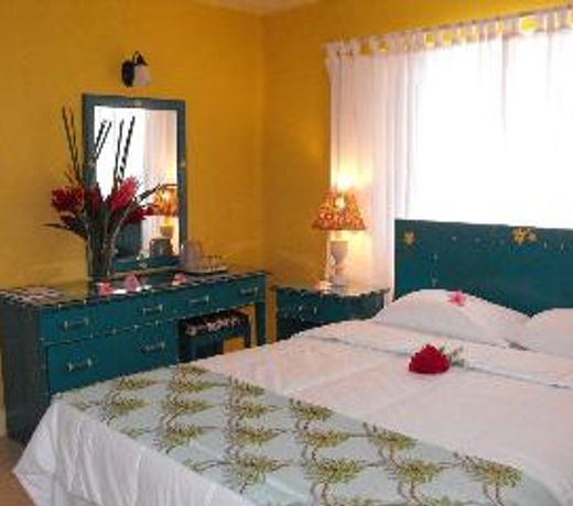 Bar-B-Barn Beach Hotel