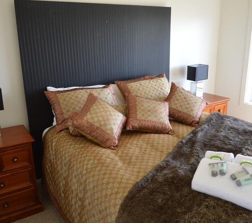 BATHURST GOLDFIELDS RESIDENCE on MOUNT PANORAMA