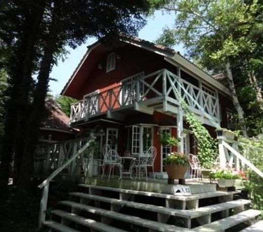 ORANGE HUTTE