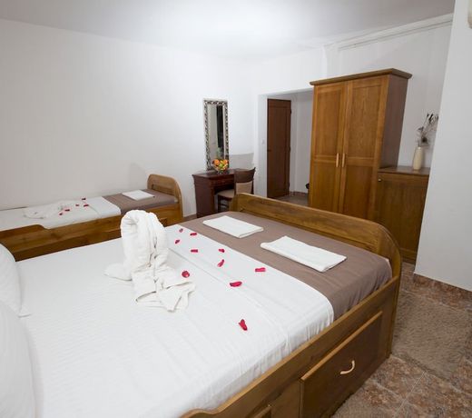 Hotel Pharos