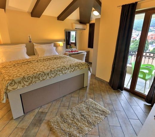 Lucic Rooms & Suites
