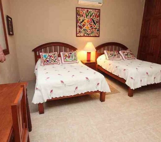 Casa Quetzal Hotel