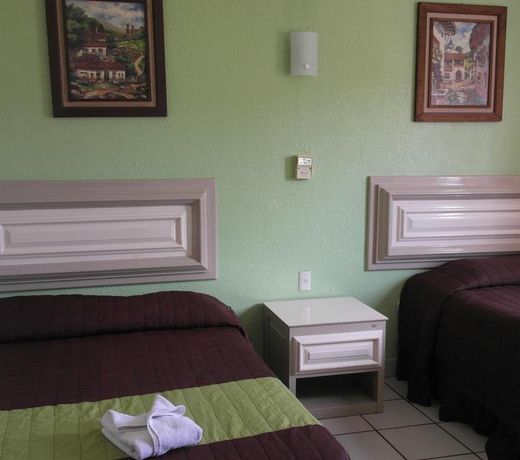 HOTEL EL ROBLE