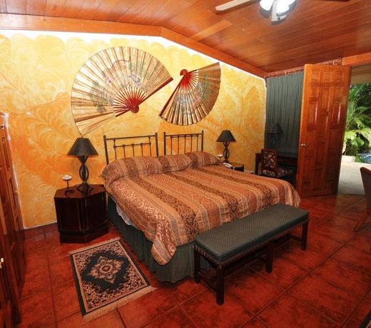HOSTAL REAL LOS ROBLES