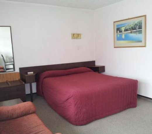 Ace High Motor Inn