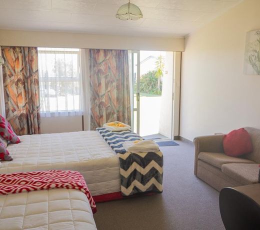 SUNSET COURT MOTEL