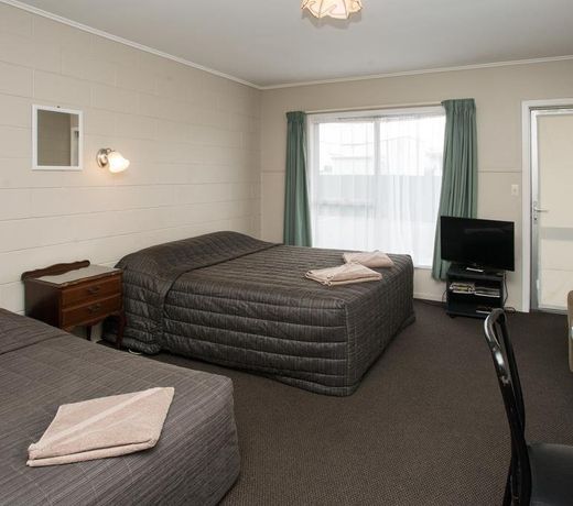 THE MAGPIE HAWKESBAY