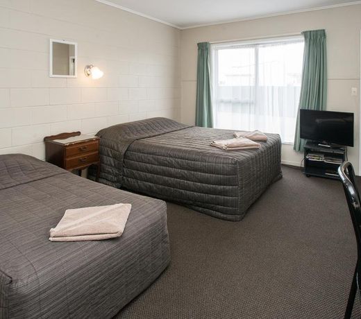 THE MAGPIE HAWKESBAY