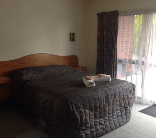 CHLOE'S MOTOR INN