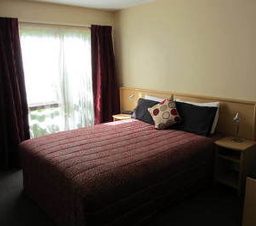 Alhambra Oaks Motor Lodge