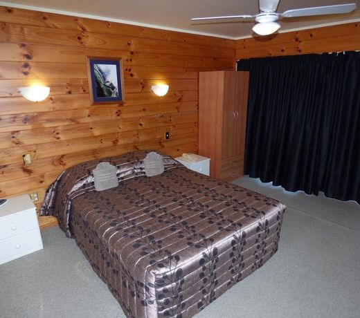 Cedarwood Lakeside Motel & Conference Venue