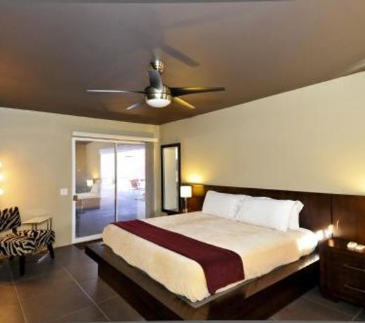Bearfoot Inn - Clothing Optional Hotel for Gay Men