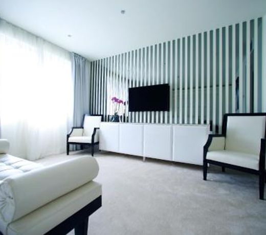 Hotel 9