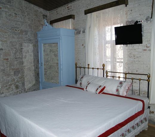 Mahzen Otel