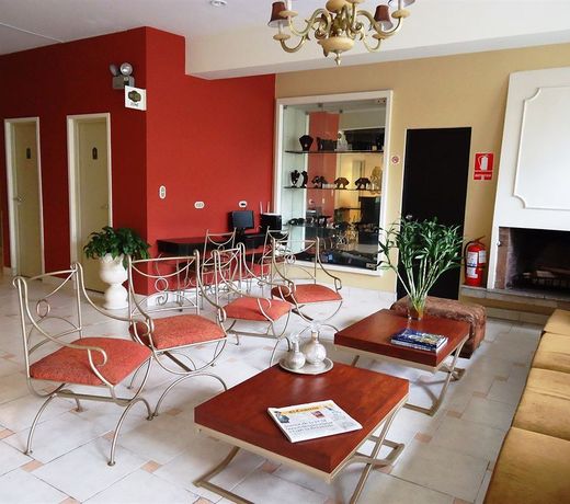 Leon De Oro Inn & Suites