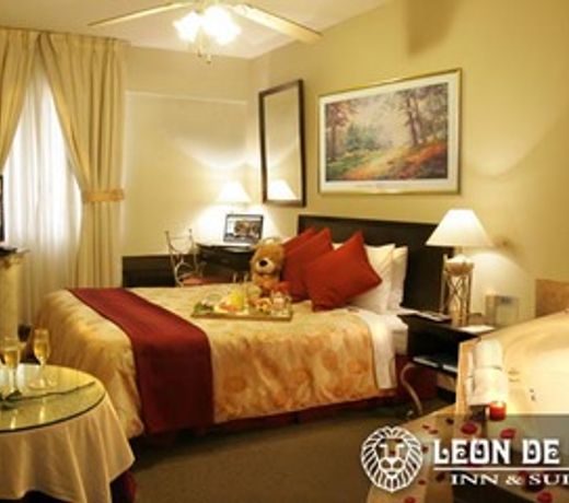 Leon De Oro Inn & Suites