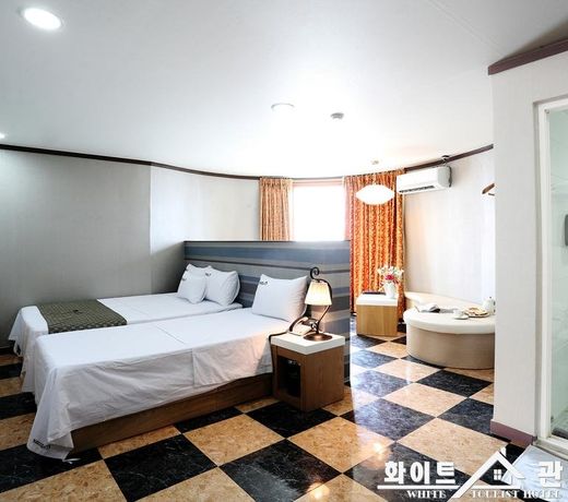 White Tourist Hotel