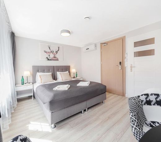 Six Suites, Old Town