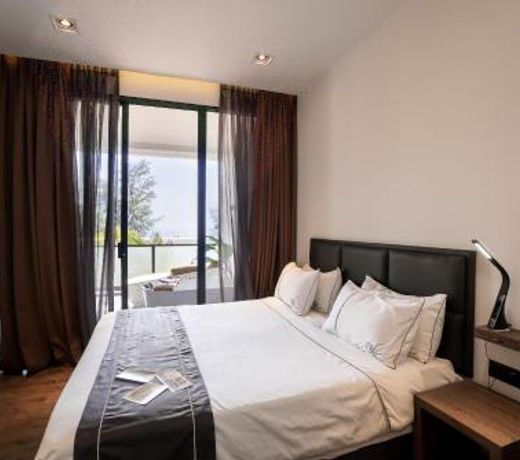 White Boutique Hotel