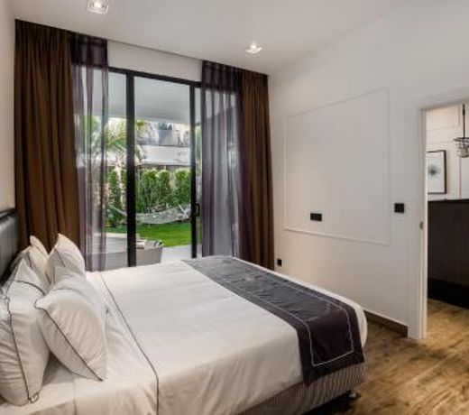 White Boutique Hotel