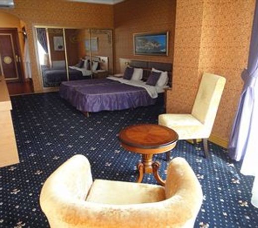 Avshar Hotel