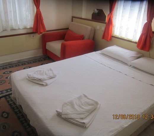 Red Rose Hotel