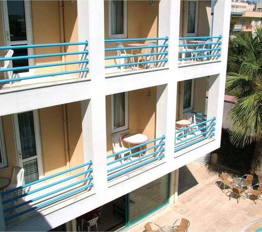 Theluna City Hotel
