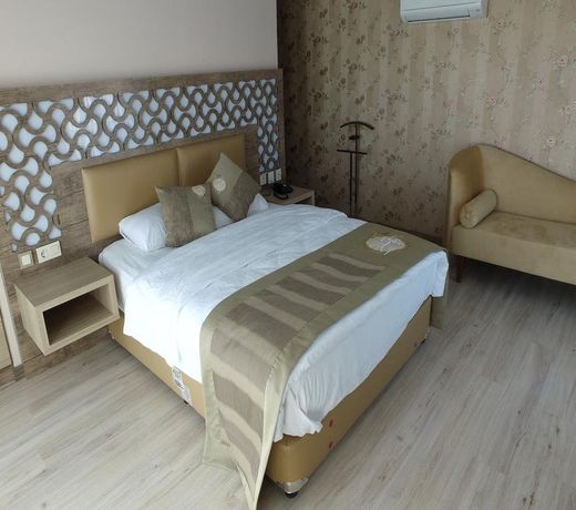 Unluselek Hotel