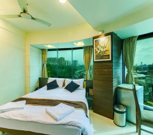 La Hotel Metro near BKC