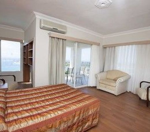 LAUR HOTELS Experience & Elegance