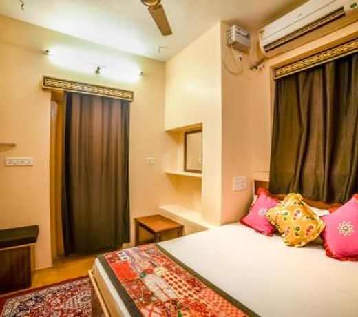 Mud Mirror Guesthouse