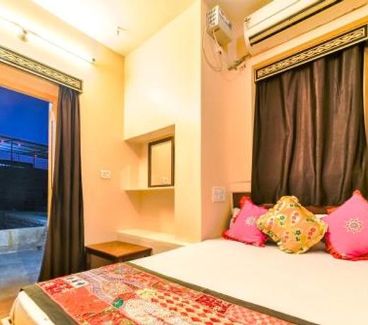Mud Mirror Guesthouse