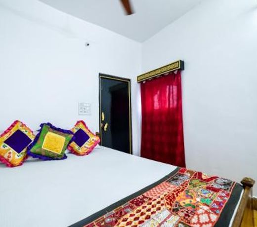 Mud Mirror Guesthouse