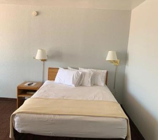 EZ 8 Motel Airporter