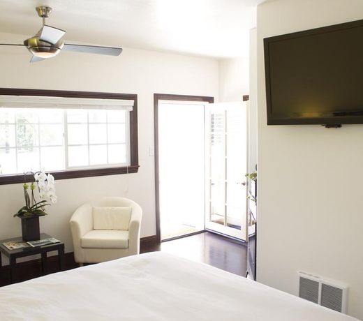 Malibu Country Inn