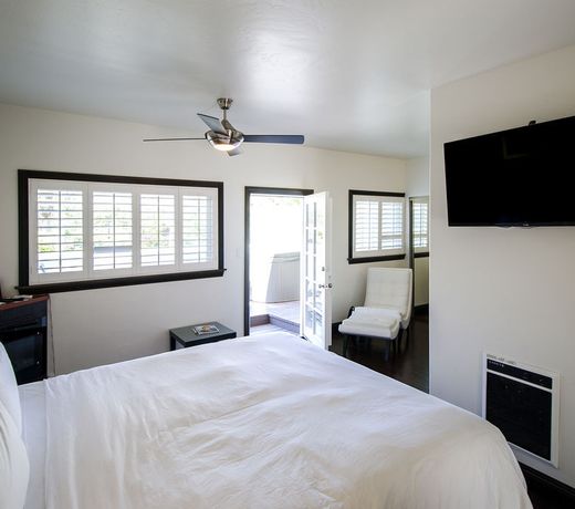 Malibu Country Inn