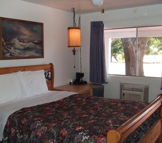 Mount-N-Lake Motel